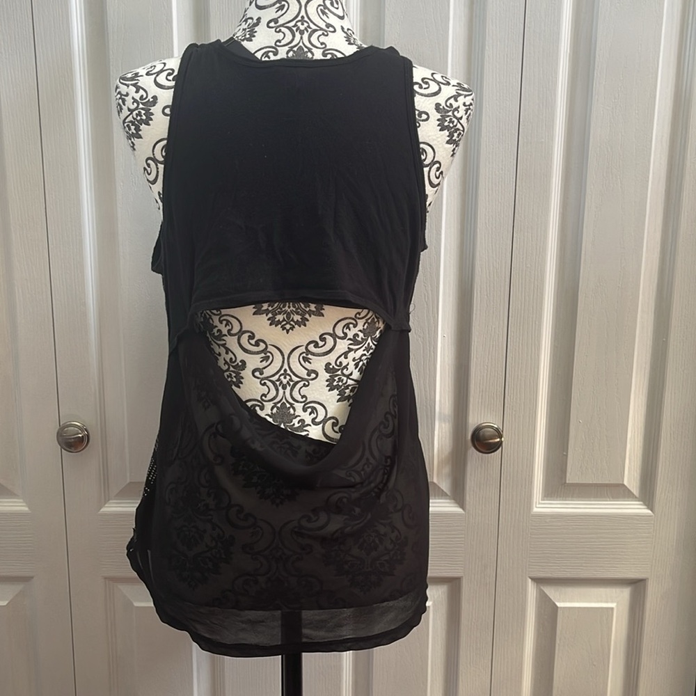 GUESS Insignia Embossed Tank Large - Picture 12 of 14